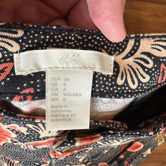 H&M Black Floral Patterned Shorts size 6 - Picture 4 of 4